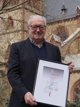 Seltene Auszeichnung: Stolz zeigt Gerhard Kasper in seiner Heimatstadt Heppenheim die Urkunde, die er zur Goldenen Ehrennadel in der Partnerstadt Kaltern in Südtirol bekam.