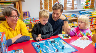 <p>Ab 14. Januar besteht wieder die Möglichkeit, die Ausleihe der Spielerei Bergstraße in Anspruch zu nehmen sowie bei Spieleabenden in den Räumlichkeiten des Vereins neue Spiele zu testen. Unser Bild entstand beim gemeinsamen Tag der offenen Tür von Spielerei und Stadtbücherei, die beide im Alten Rathaus untergebracht sind.<br></p>