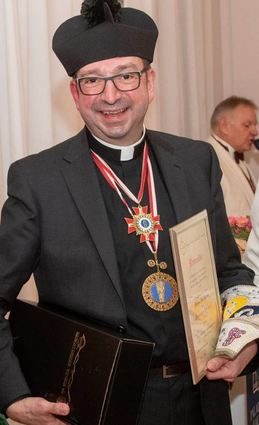 Pfarrer Bartmann (l.) gehört zu den Organisatoren der Benefiz-Fastnacht für das Paulusheim (o.). Geschliffene Büttenreden wie von „Mephisto“ Andreas Adams sollen dabei unter anderem zu hören sein.