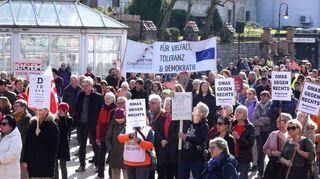 Im März 2024 demonstrierten auf dem Beauner Platz in Bensheim viele Bürger für Demokratie und Menschenrechte. Die Stadtverordneten beschlossen in ihrer letzten Sitzung die Teilnahme an einem bundesweiten Förderprogramm.