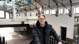 Marc Baumüller inmitten der Baustelle des Matadero.