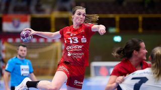 Alicia Soffel – hier beim Sprungwurf – ist die Entschlossenheit anzusehen. Die Rückraumspielerin war ein Faktor, dass die Flames nach dem Seitenwechsel gegen Neckarsulm endlich auf die Siegerstraße einbiegen konnten.