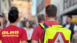 Beim Heppenheimer Weinmarkt (links) tragen DLRG-Mitglieder keine Rettungsjacken, da die Veranstaltung weniger gefährlich ist. Bei alkoholintensiven Events wie dem kommenden Fastnachtsumzug (rechts) hingegen wird vollständige Schutzausrüstung getragen.