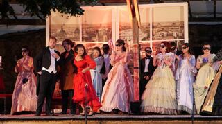 Auf der Freilichtbühne im historischen Burghof gastiert das Ensemble der „Opera Classica Europa“ im Juni mit der Operette „Das Land des Lächelns“.