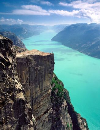 Bizarre Felsformationen – wie hier der Preikestolen, der 600 Meter steil abfällt – und glasklare Fjorde kennzeichnen die norwegische Landschaft.