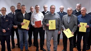 Bei der Jahreshauptversammlung der Feuerwehr Wilmshausen wurden langjährige Mitglieder ausgezeichnet.
