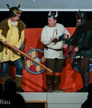 Die Comedians nahmen als Wikinger die Hallensanierung in die Hand.