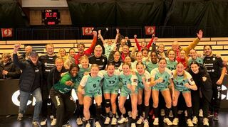 Der Flames-Tross feierte mit der Mannschaft den überragenden Auftritt beim 39:28-Sieg in Fredrikstad zum Auftakt der Gruppenphase in der European League.