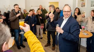 Bürgermeisterkandidat Stefan Juchems (rechts vorne mit Mikrofon) begrüßte zahlreiche Gäste zur offiziellen Eröffnung seines Wahlkampfbüros.