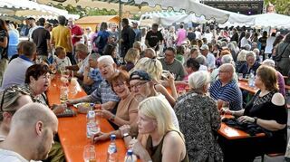 Der Einhäuser Weinmarkt wird gut angenommen. Deshalb soll es im Juli die bereits dritte Veranstaltung mit Winzern auf dem Hallenbadvorplatz geben.