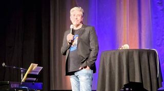 Der Kabarettist Frederic Hormuth bei seinem Auftritt im Saalbau-Kino in Heppenheim: Mit Humor und Ernsthaftigkeit blickte er auf das Jahr 2024 zurück.