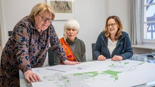 Eine Unterschriftenliste für eine Hundespielwiese überreichten Heike Hartmann (re.) und Petra Will (Mitte) an Erste Stadträtin Karin Rettig (li.), die zur Zeit als Bürgermeisterin fungiert und selbst Hundebesitzerin ist. Bei dem Termin im Rathaus studierten die Frauen auf der Suche nach einem geeigneten Standort einen Übersichtsplan der Zwingenberger Gemarkung.