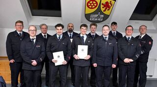 Die Feuerwehr Fehlheim hatte zur Jahreshauptversammlung eingeladen. Neben Beförderungen und Ehrungen wurde mit Andreas Herzog (4. v. re.) ein neuer stellvertretender Wehrführer gewählt.