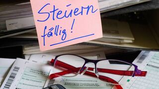 Die Bürger sind angehalten, pünktlich ihre Einkommensteuererklärung abzugeben. Doch auf den Bescheid müssen sie manchmal lange warten. Nicht so in der Außenstelle Fürth des Finanzamtes Bensheim. Hier ging es 2024 bundesweit am schnellsten. Auch Bensheim schneidet im Vergleich gut ab.