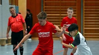 Auch die C-Junioren der Tvgg Lorsch (am Ball Maximilian Weinbach) waren beim eigenen Turnier mit Eifer bei der Sache.