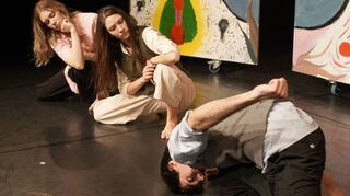 Tanzen Bildende Kunst: Charlotte Fenn, Carla Torrisi und Vladimir Staicu in „Neue Neue Sachlichkeit“ im Mannheimer Theater Felina-Areal.