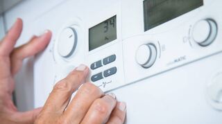 Ob das Haus mit einer Wärmepumpe ausreichend warm werden würde, können Eigentümer mit Hilfe der Vorlauftemperatur prüfen.