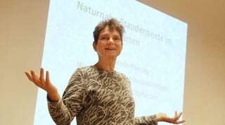 Birgit Rinke, Landschaftsgärtnerin mit Schwerpunkt auf Natur- und Umweltschutz, sprach bei ihren Vortrag über die Bedeutung der Bodenbeschaffenheit, Pflanzenauswahl und Pflege.