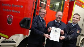 Dieter Stephan (Mitte), der zum Ehrenwehrführer ernannt wurde, mit der Spitze der Gronauer Feuerwehr, Uwe Sänger (links) und Florian Sänger.