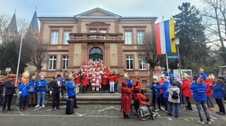 An der Alten Sparkasse läuteten die Narren mit der Fahnenhissung die heiße Phase der Fastnacht ein.