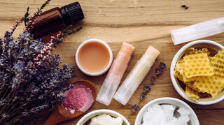 Bienenwachs, Sheabutter, Kokosöl und Honig: Mit diesen natürlichen Produkten lassen sich ganz einfach Lippenpflegeprodukte selbst herstellen.