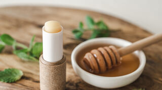 Honig als natürliches Lippenpflegeprodukt: Mit seiner antibakteriellen Funktion eignet er sich hervorragend, um kleine Risse schnell zu heilen.