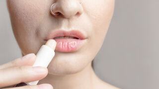 Trockene und rissige Lippen: Um die Lippen vor den schädlichen Einflüssen des Winters zu schützen, ist die Wahl der richtigen Pflege entscheidend.
