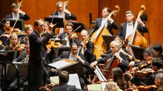 Hält alle Fäden in der Hand: Gastdirigent Pablo González mit dem Nationaltheaterorchester im Mozartsaal des Rosengartens.