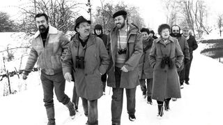 Naturschutz früher und heute: Zur Vogelbeobachtung im Ried brach im Januar 1985 eine Gruppe NABU-Mitglieder auf, vorne (v. li.) die Vorstandsmitglieder Reinhold Meixner, Heinz Berscheid und Stephan Schäfer. Das Bild rechts zeigt Mäharbeiten auf einer Waldwiese bei Hochstädten – ein Arbeitseinsatz im Sommer 2024.