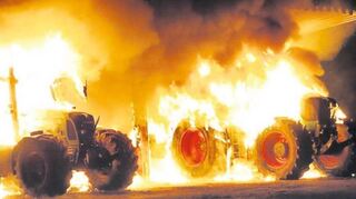 Zwei Traktoren brennen lichterloh: Am Abend des 4. März 2023 steht die Halle einer Gartenbaufirma in Wald-Michelbach in Vollbrand. Archivbild: Fritz Kopetzky