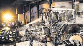 Zwei Traktoren brennen lichterloh: Am Abend des 4. März 2023 steht die Halle einer Gartenbaufirma in Wald-Michelbach in Vollbrand. Das Ausmaß das Brandes ist bereits nach wenigen Stunden zu sehen: Traktoren und landwirtschaftliche Maschinen sind verkohlt.