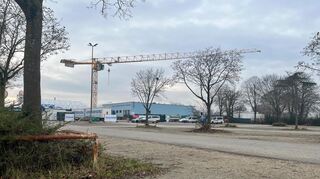 Schon von weitem sieht man den großen Kran, der über dem Freizeitbad Miramar in Weinheim trohnt.