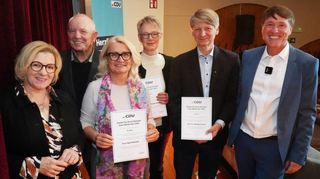 Vorsitzender Sebastian Clever (rechts) und Birgit Heitland (links) ehrten (v. l.) Peter Giesing für 30 Jahre, Sigrid Wendel für 15 Jahre, Annette Klüber-Meyer für 20 Jahre und Michael Knecht für 25 Jahre und Mitgliedschaft.