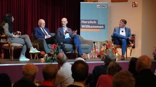 Unter der Moderation (v. l.) von Lisa-Hanifa Habib diskutierten Kurt Knapp (CDU), Holger Habich (FDP) und Sebastian Clever (CDU)über kommunalpolitische Themen wie Asylpolitik, bezahlbaren Wohnraum, Klimawandel und ehrenamtliches Engagement.