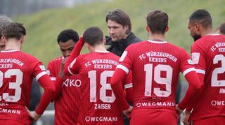Trainer Martin Lanig gibt seinem Team Anweisungen. In einem Testspiel auf dem Kunstrasenplatz in Hoffenheim unterlagen die Kickers der zweiten Mannschaft der TSG mit 1:3.