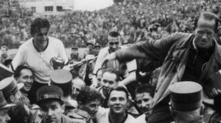 Der Weltmeistertitel von 1954, mit Kapitän Fritz Walter (l.) und Trainer Sepp Herberger (r.) auf den Schultern, war der erste Höhepunkt in der DFB-Geschichte.