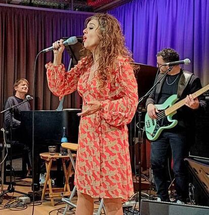 Lily Dahab mit Band im Ella & Louis in Mannheim.