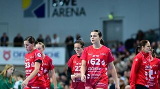 Mit hängenden Köpfen schlichen die Flames-Spielerinnen in Oldenburg vom Feld; im Europapokal soll es heute in Paris wieder besser laufen.