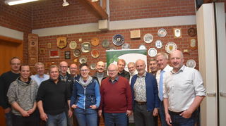 Einstimmig wählten die Mitglieder des Vogelschutz- und -liebhabervereins ihren Vorstand mit dem Vorsitzenden Alexander Hedderich (rechts) für die kommenden drei Jahre an die Spitze des Vereins.