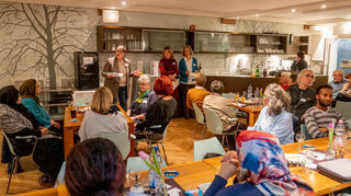 Ehrenamtliche Integrationslotsen der Stadt Bensheim waren zu einem Dankeschön-Abend ins Café Klostergarten eingeladen.