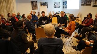 Diskussionsrunde: Benno Hafeneger, ehemaliger Professor der Philips-Universität Marburg, mit Jungwählern im Haus Dornbusch.