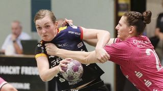 Rückraumspielerin Alicia Soffel (am Ball) fällt verletzungsbedingt mehrere Wochen aus.