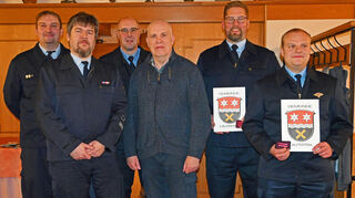 Bei der Hauptversammlung wurden Nils Brier (rechts) zum Oberfeuerwehrmann und Torsten Heine (Zweiter von rechts) zum Hauptfeuerwehrmann befördert.