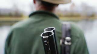 Ein Jäger steht mit seinem Gewehr in seinem Jagdrevier (Symbolbild). Im Kreis Bergstraße soll jetzt Schwarzwild verstärkt bejagd werden.