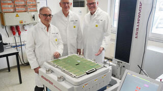 Bei der Firma HTV wurde jetzt eine neue Halbleiter-Testtechnologie in Betrieb genommen. Unser Bild zeigt (v.l.) Luis Gómez, Dr. Dirk Stenkamp und Holger Krumme.