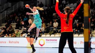 Mia Ziercke und die Flames wollen den Schwung vom Sieg im Europapoaklspiel Paris mitnehmen und auch das Bundesliga- Heimspiel gegen Buxtehue gewinnen.