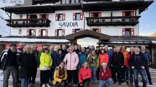 Zu einem Abschiedsfoto nach einer abwechslungsreichen Woche stellten sich die Mitglieder und Freunde des Skiclubs Einhausen/Lorsch vor ihrem Quartier, dem Hotel Savoia, zusammen.