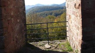 Von der Ruine hat der Besucher einen großartigen Blick über den Pfälzerwald.