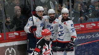 Kristian Reichel (l.) brachte die Adler früh in Führung. Seine Mannheimer Teamkollegen Luke Esposito und Kris Bennett (r.) jubeln mit ihm.