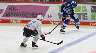 Für Adler-Angreifer Daniel Fischbuch (l., hier gegen Zach Senyshyn) war das Landesduell gegen die Schwenninger Wild Wings eine besonders emotionale Angelegenheit.
